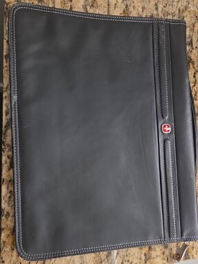 Wenger Swiss Folio Binder Notebook Organizer Black Zippered Closure w Calculator
